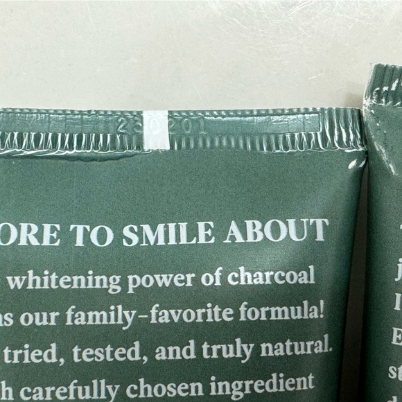 Wellnesse Charcoal Toothpaste 4oz x6 - Picture 6 of 10